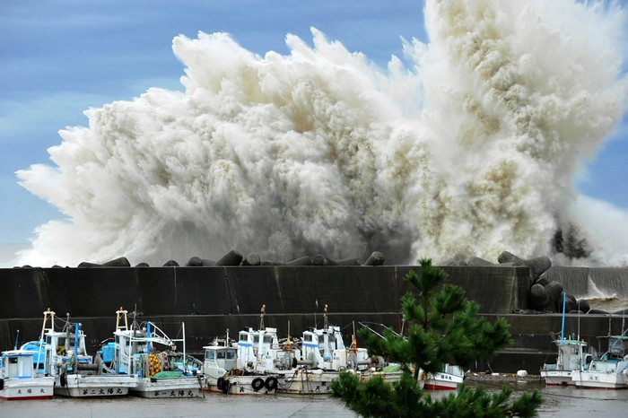 Một cơn sóng lớn xuất hiện do bão đánh vào bờ biển ở Kiho, Mie, Nhật Bản.